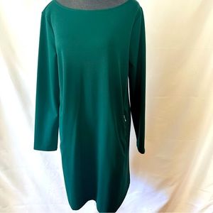 Streamlined beautiful dress.